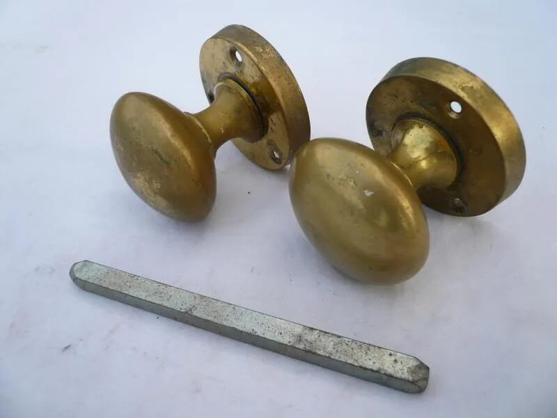 1 Pair of Brass Door Knobs - 3811