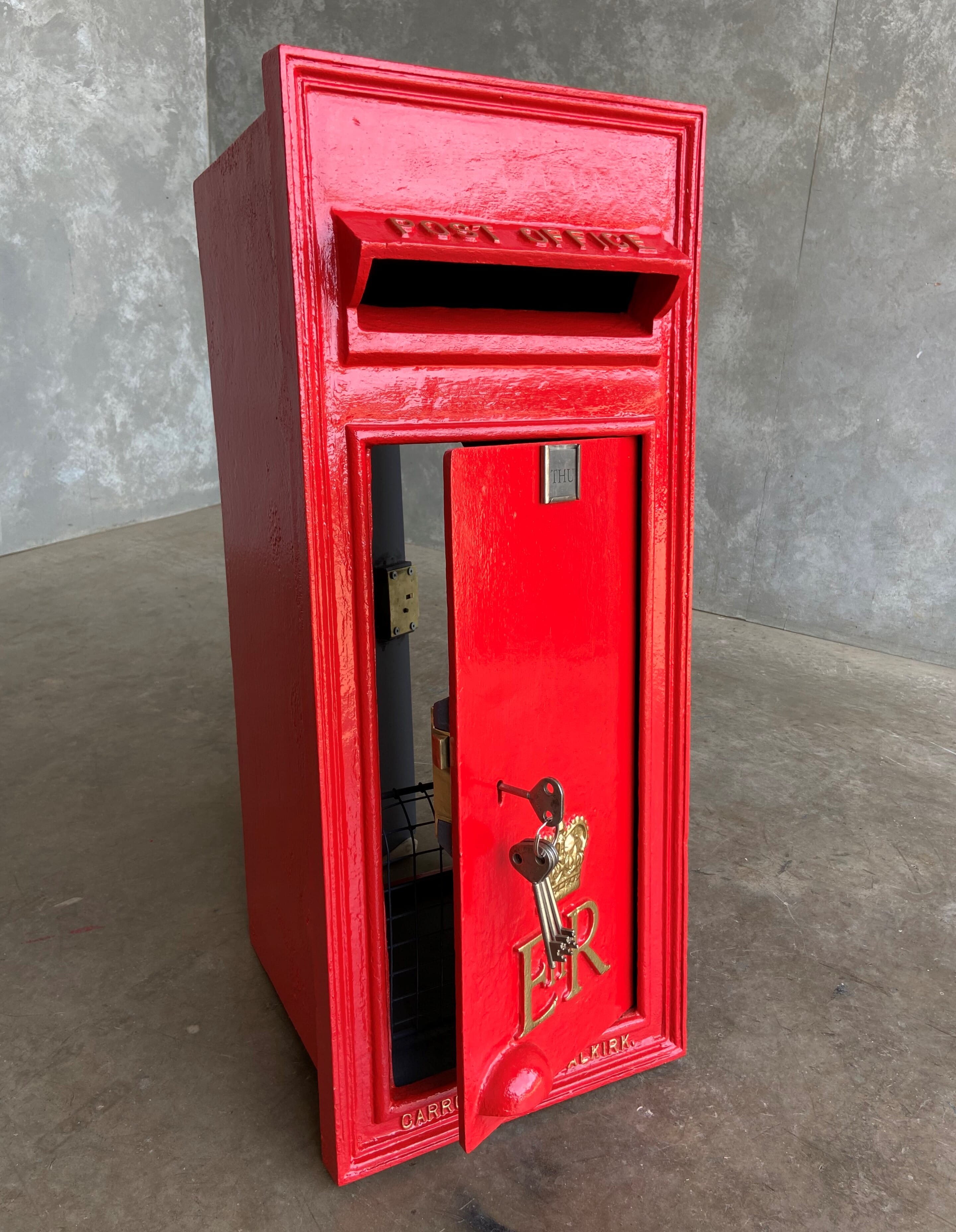 Cast Iron ER II Wall Mounted Post Box With Back Door - IOMVat1a