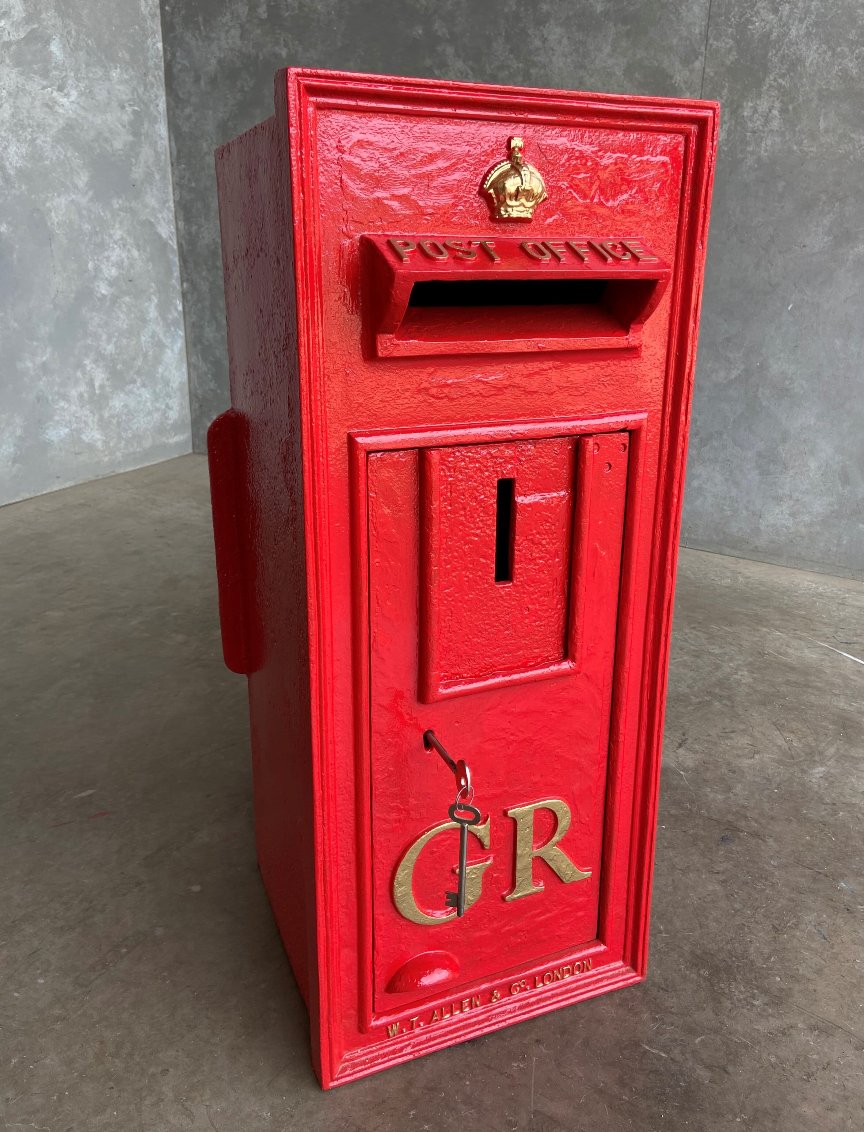 George 5th Wall Mounted Cast Iron Post Box - 8162