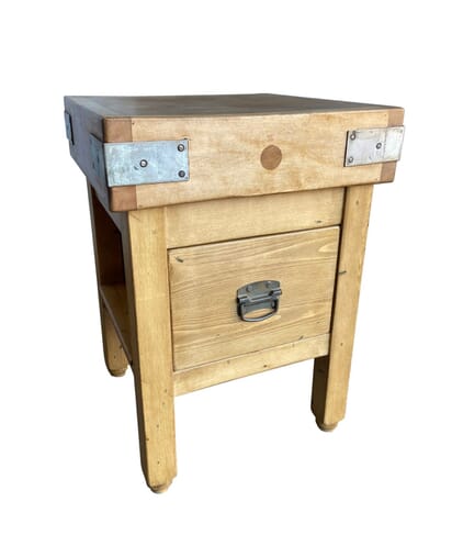 https://cdn.ukaa.com/products/147/22193/original-maple-butchers-block-on-bespoke-pine-base-22193-5bl3ptltNUaFUcId7hZsQ.jpg?scale.option=fill&scale.width=412&scale.height=497