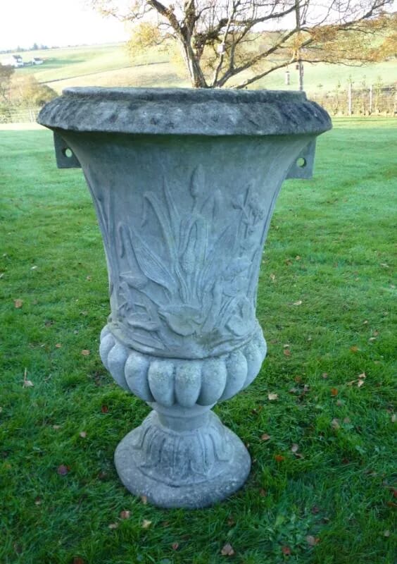 A vintage chilstone Art Nouveau bulrush urn - 4332