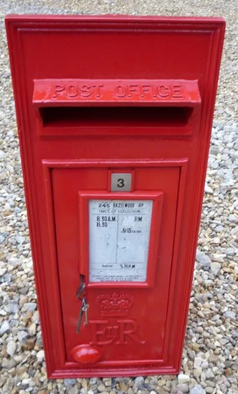 E11R post box with a back door and enamel plaque - 4266