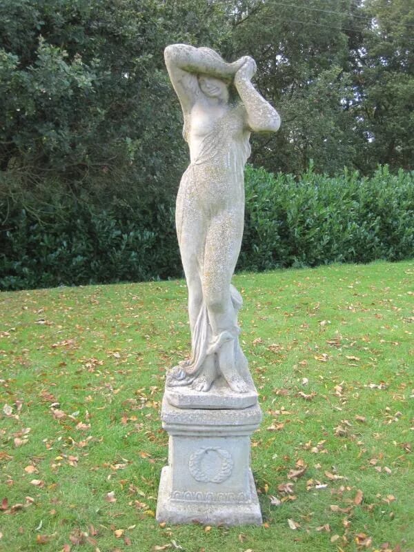 Vintage Garden Statue Of Venus on Plinth - 5721