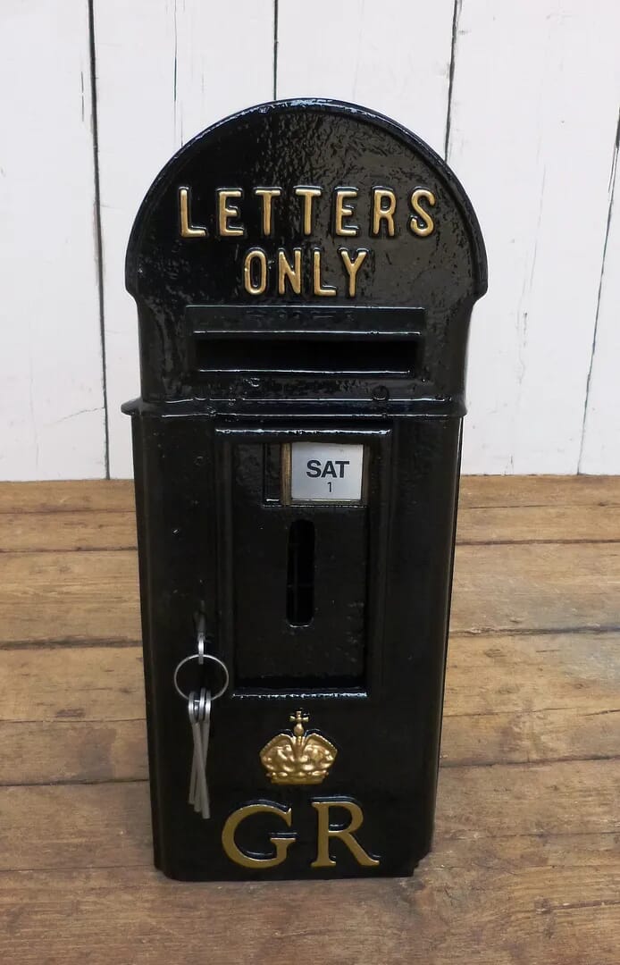 GR Pole Mounted Black Post Box - 5981