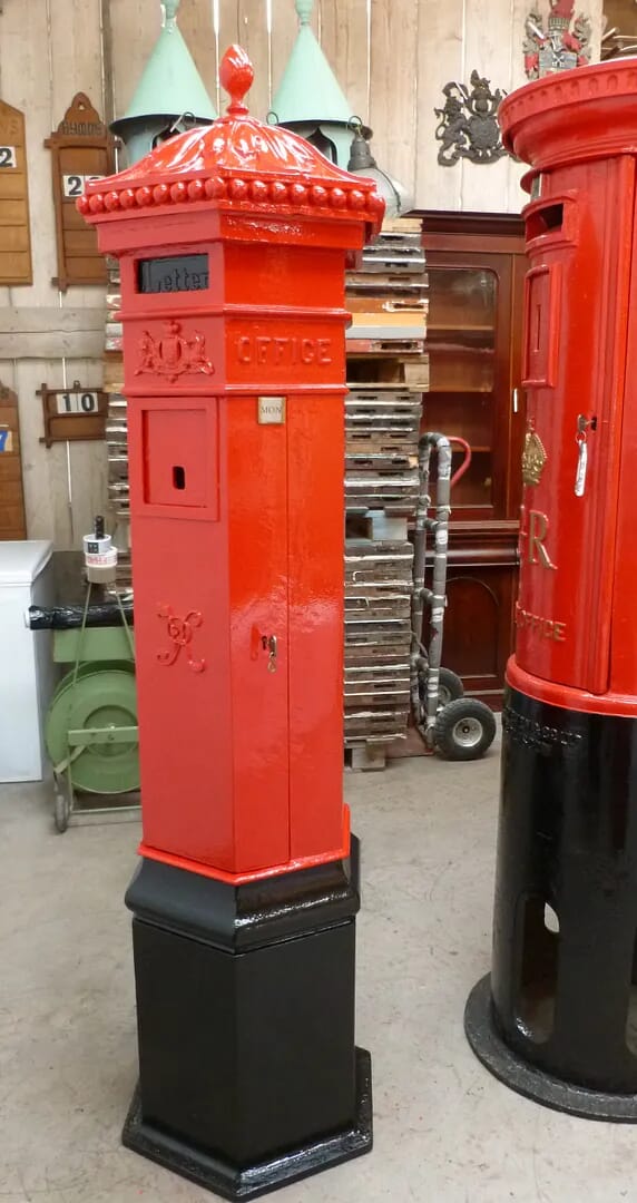 Penfold Cast Iron VR British Pillar Box - v0006