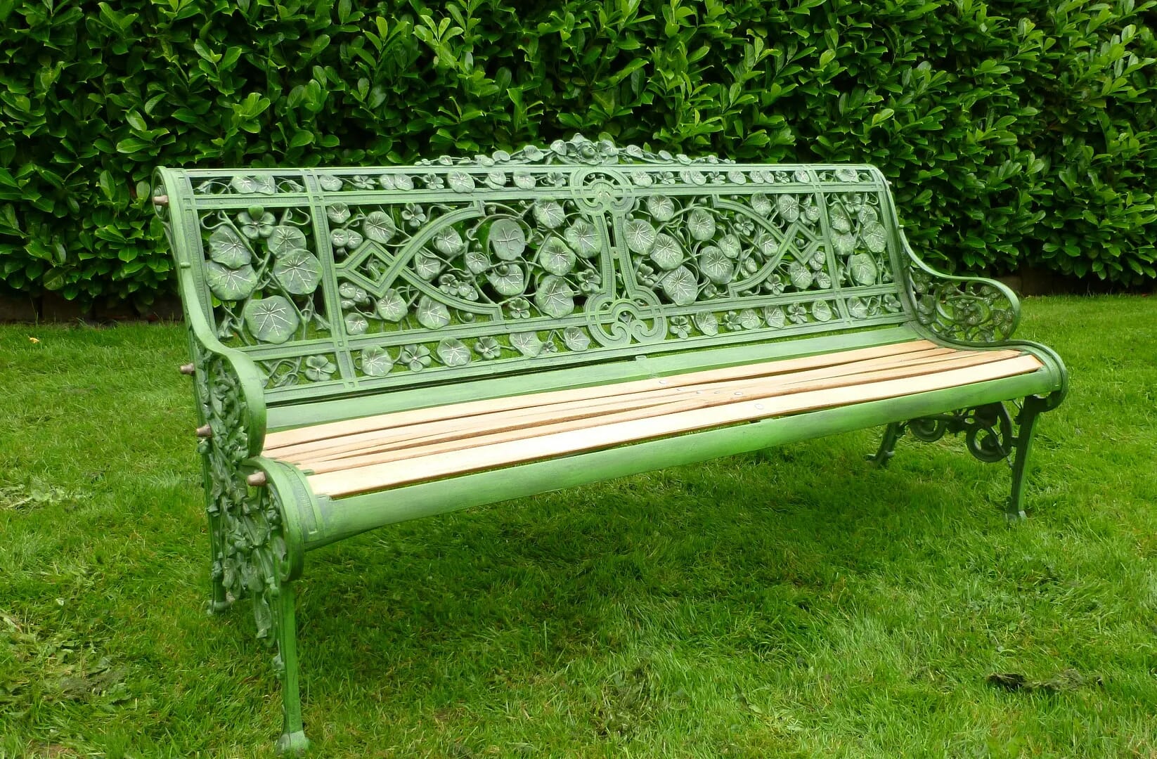 Coalbrookdale Nasturtium Pattern Garden Bench - 5569