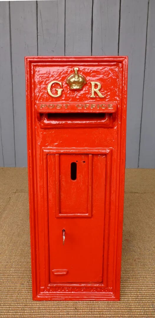 GR Wall Mounted Post Box - 6432