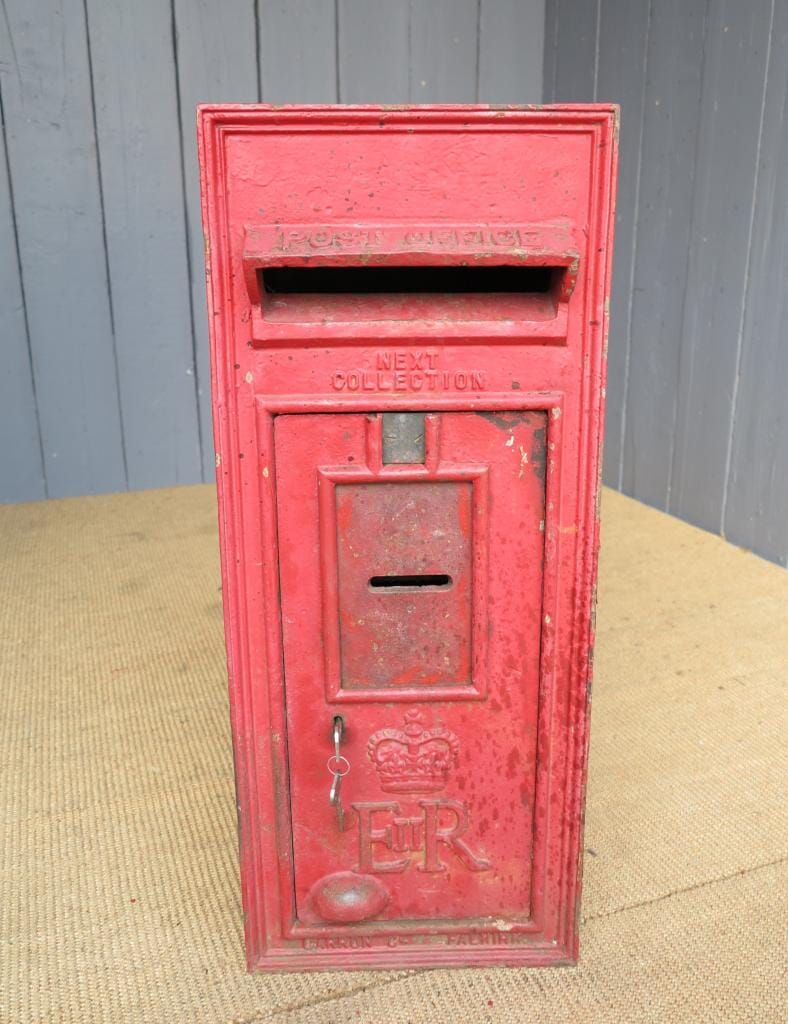 Wall Mounted ER Post Box - Needs painting - 6365