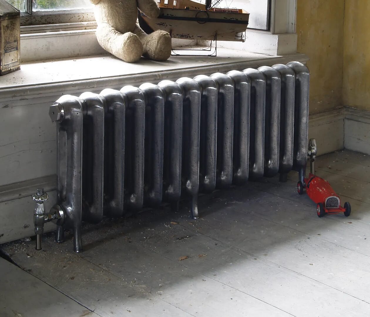 Princess Cast Iron Radiator 14 Sections Long Suitable For Under Low Windows - Princess460/14hb