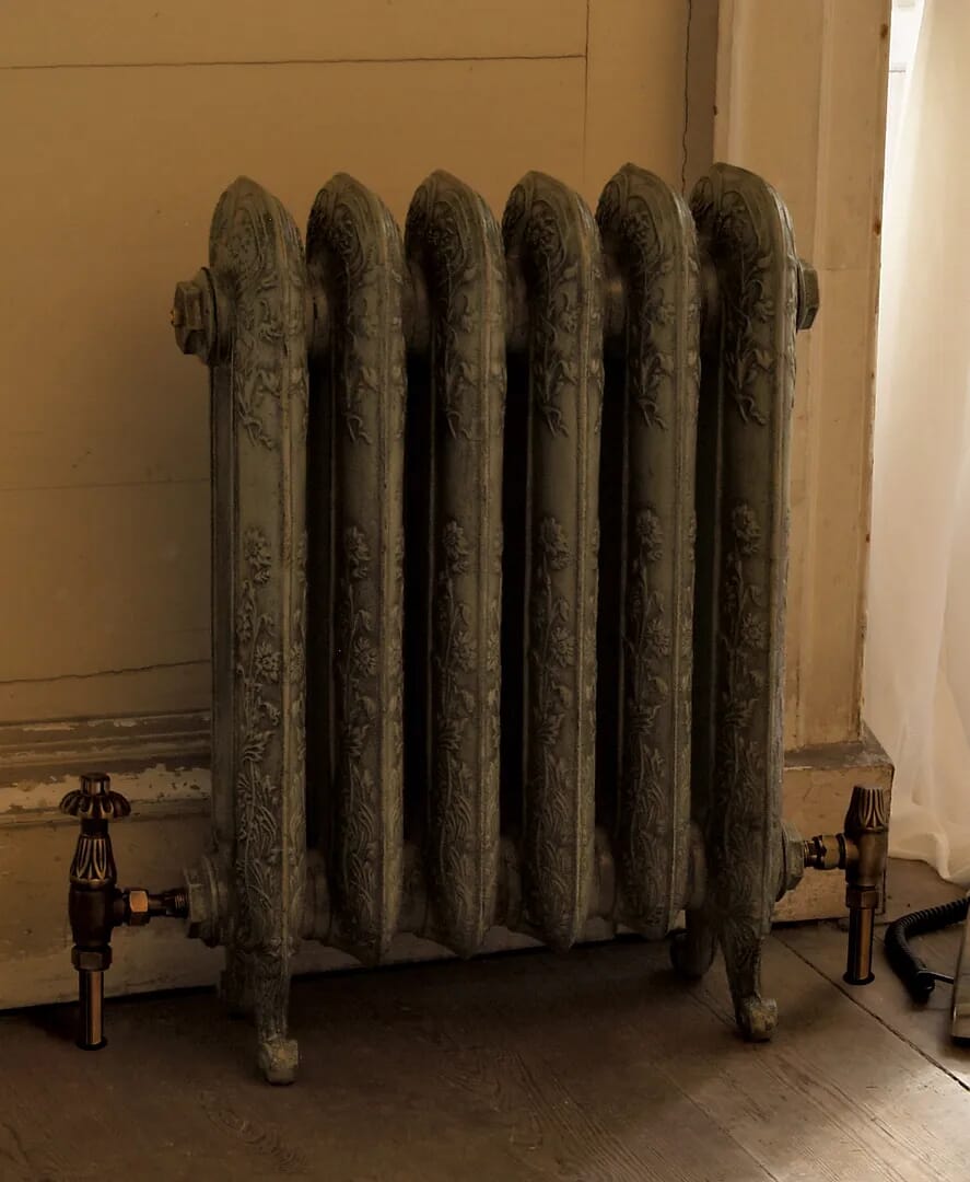 Daisy 595mm Tall Cast Iron Radiator 6 Sections Long By Carron - Daisy595/6af