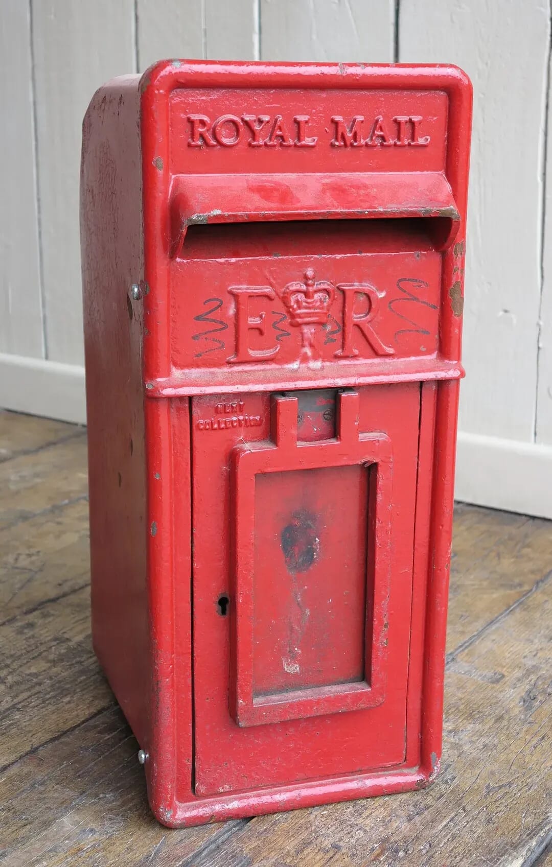 Original Cast Iron Pole Mounted ER II Post Box - 8194