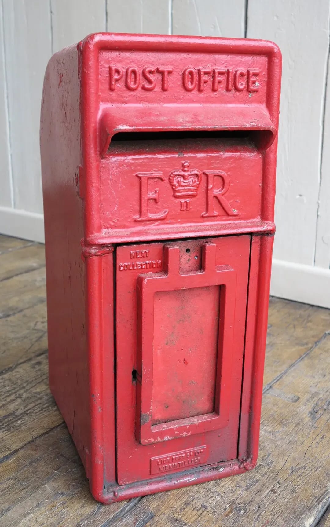 Original Cast Iron Pole Mounted ER II Arch Back Post Box - 8190