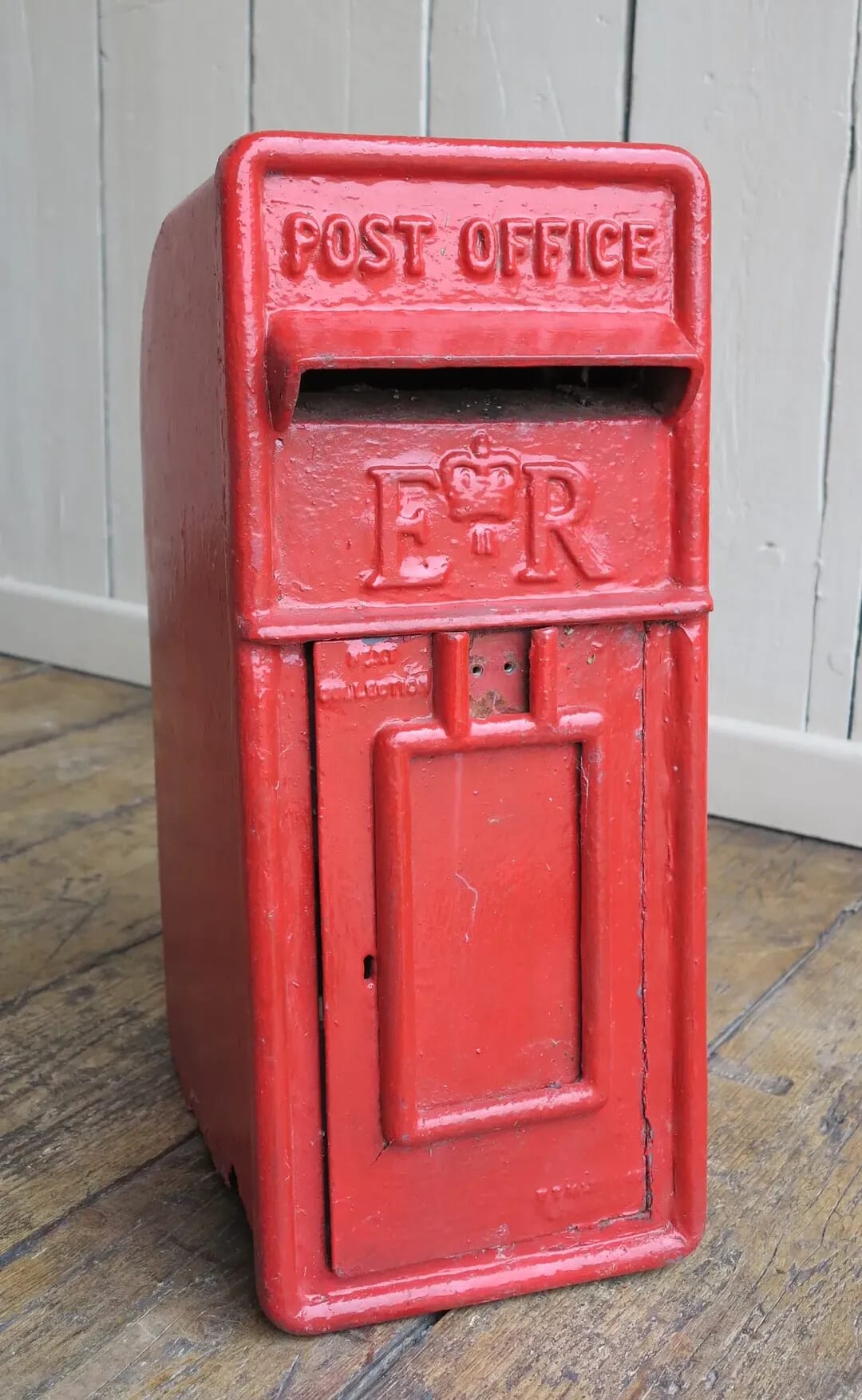 Genuine Cast Iron Arch Back Pole Mounted ER II Post Box - 8191