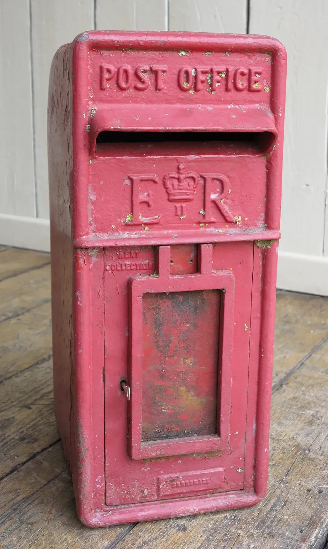 Royal Mail ER II Cast Iron Arch Back Post Box With Lock - 8166