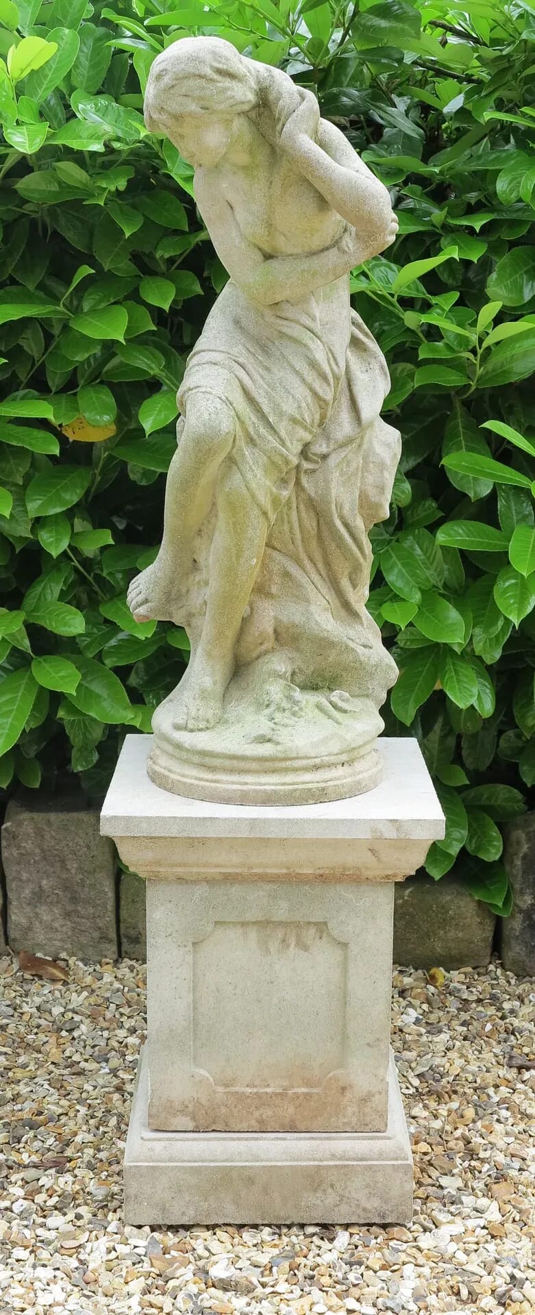 Cast Stone Garden Venus Goddess Statue On Plinth - 8662