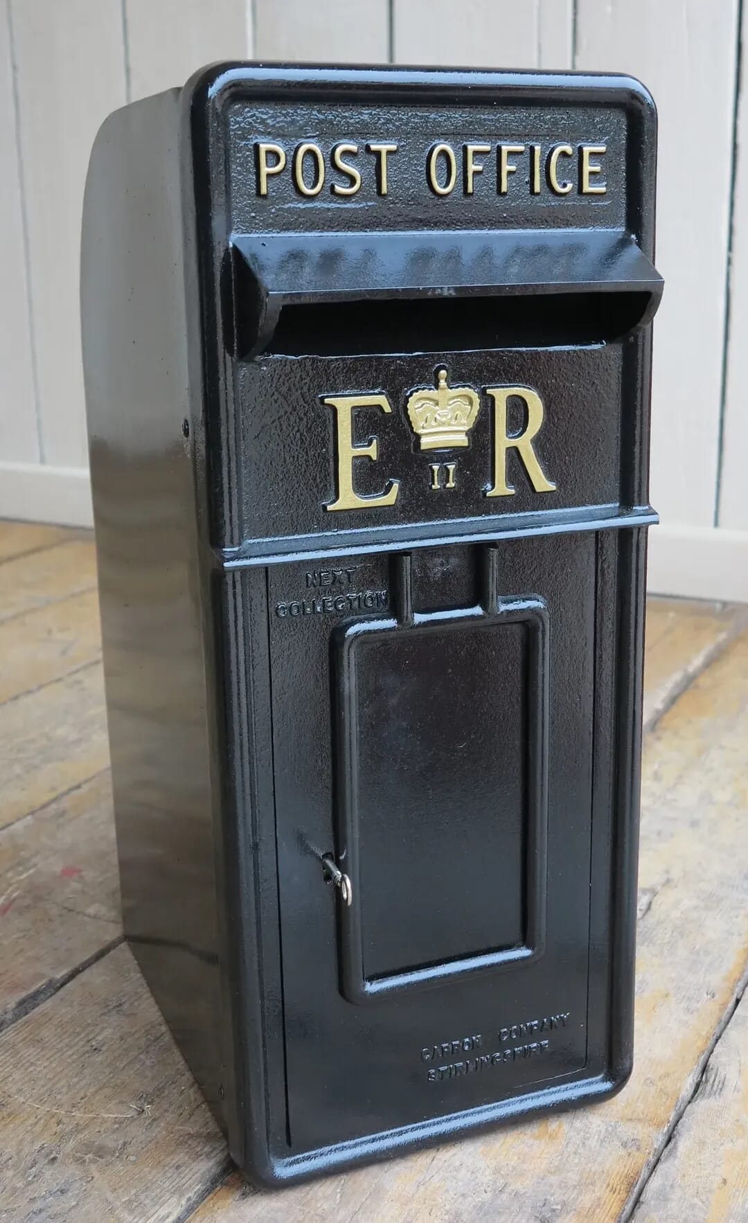 Black Pole Mounted ERII Royal Mail Post Box - 9134
