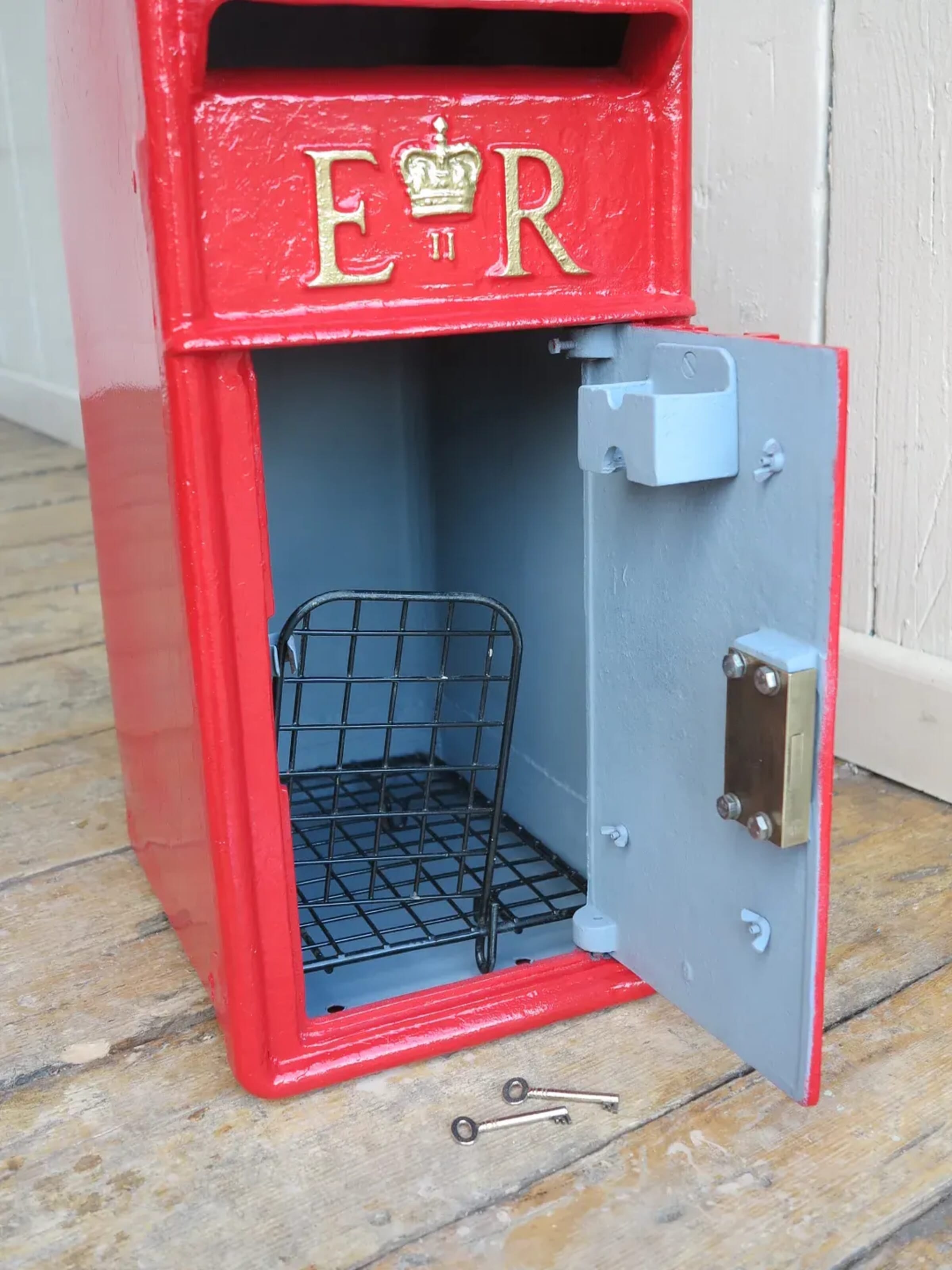 Old Royal Mail ER II Cast Iron Arch Back Post Box