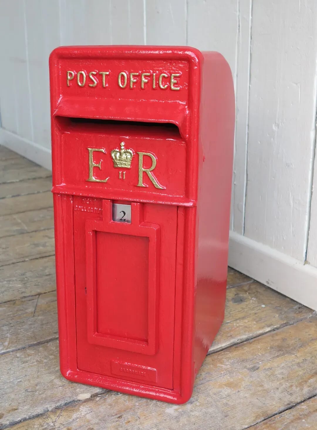 Royal Mail ER II Cast Iron Arch Back Post Box and Lock - 8166a