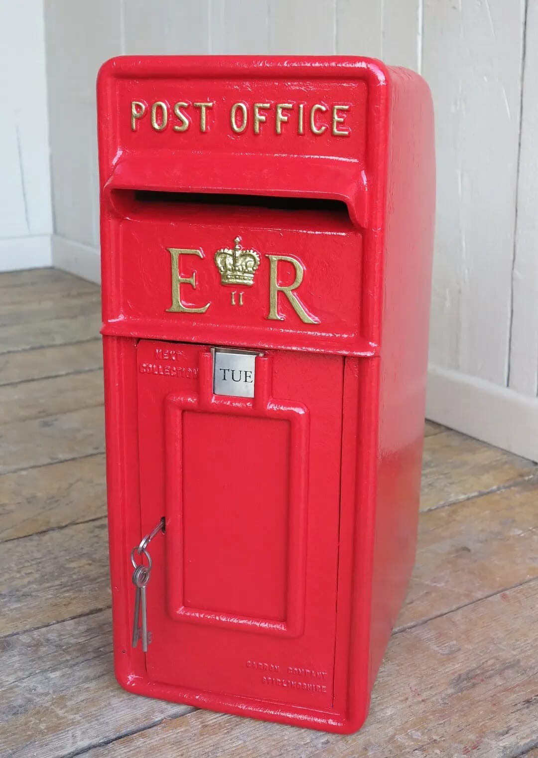 Red Cast Iron Arch Back Pole Mounted ER II Post Box - 8190a