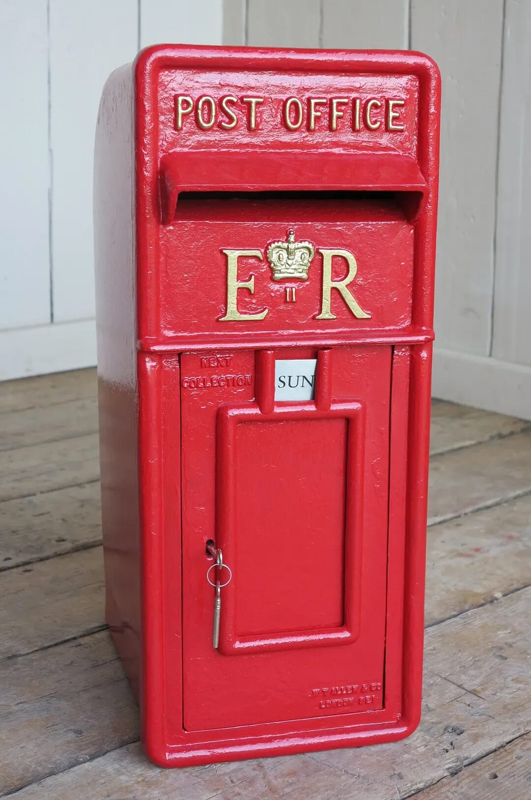 ER II Cast Iron Pole Mounted Royal Mail Post Box - 8468